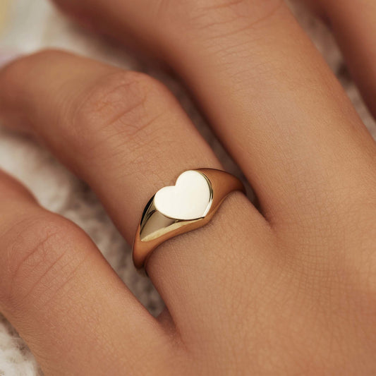 Le Marais Lauren 14 karat gold signet ring with heart - - Isabel Bernard