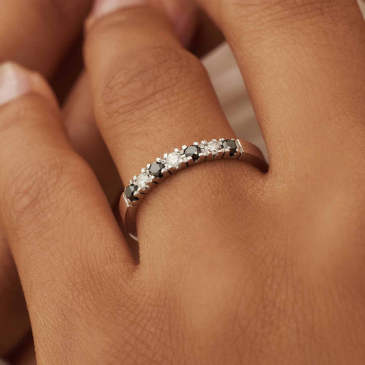 De la Paix Feline 14 karat white gold ring with black and white diamonds 0.27 carat - - Isabel Bernard