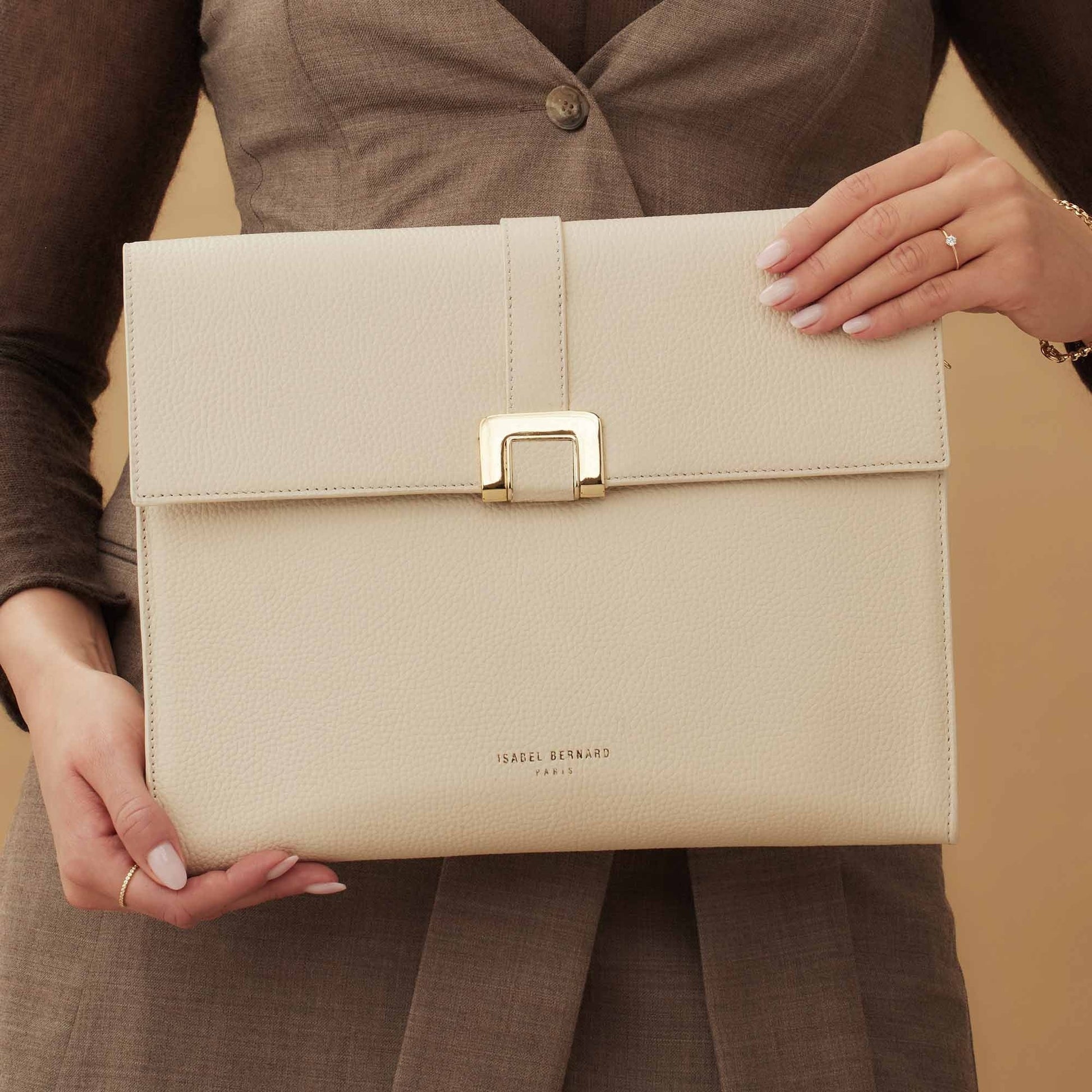 Honoré Clara cream calfskin leather laptop sleeve with shoulder strap -  - Isabel Bernard