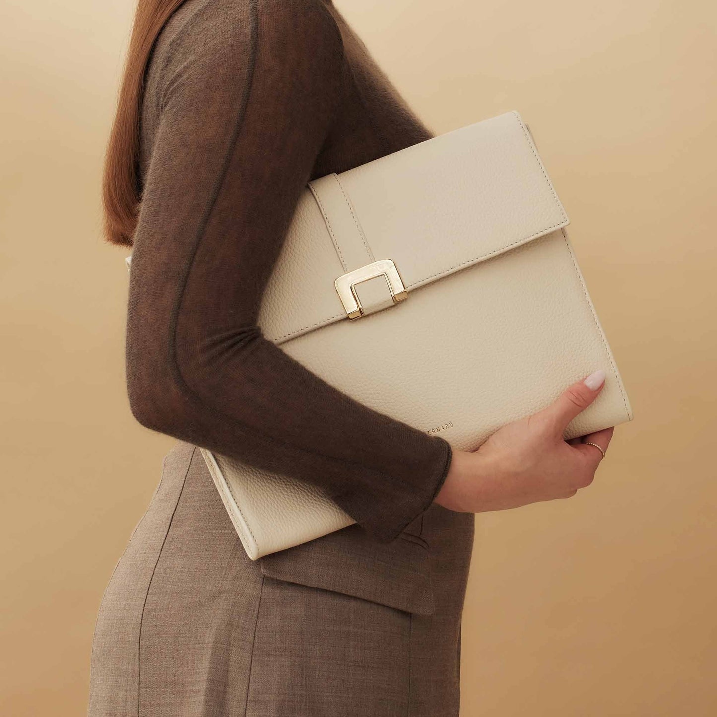 Honoré Clara cream calfskin leather laptop sleeve with shoulder strap -  - Isabel Bernard