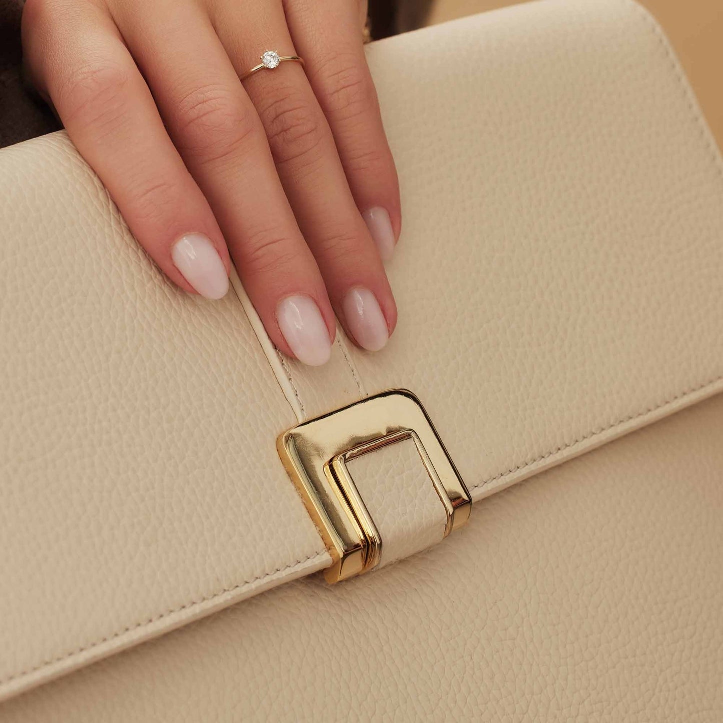 Honoré Clara cream calfskin leather laptop sleeve with shoulder strap -  - Isabel Bernard