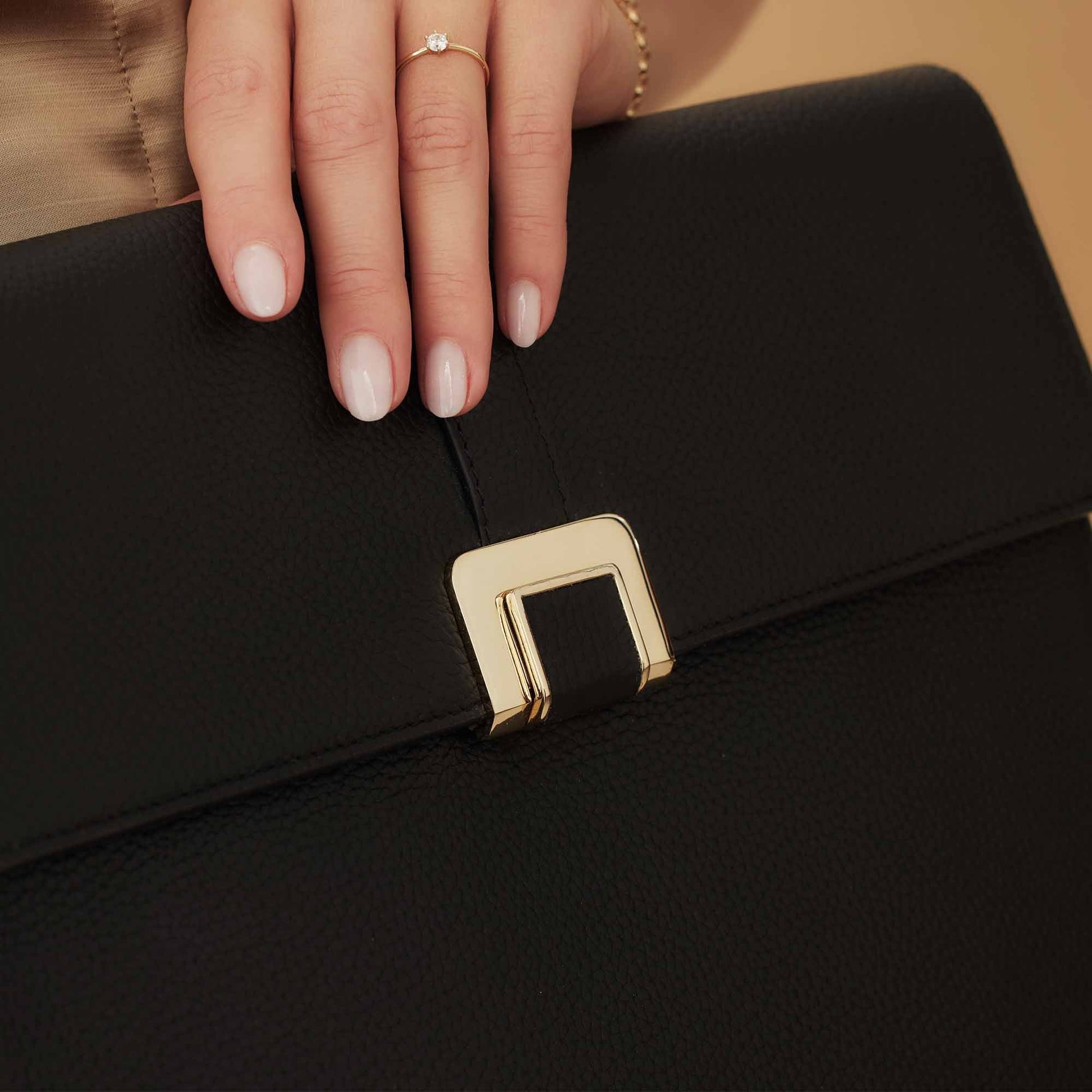 Honoré Clara black calfskin leather laptop sleeve with shoulder strap -  - Isabel Bernard