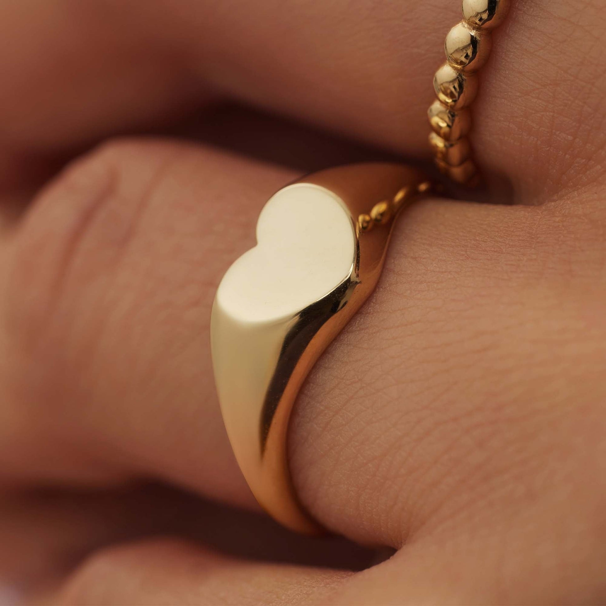Le Marais Lauren 14 karat gold signet ring with heart -  - Isabel Bernard