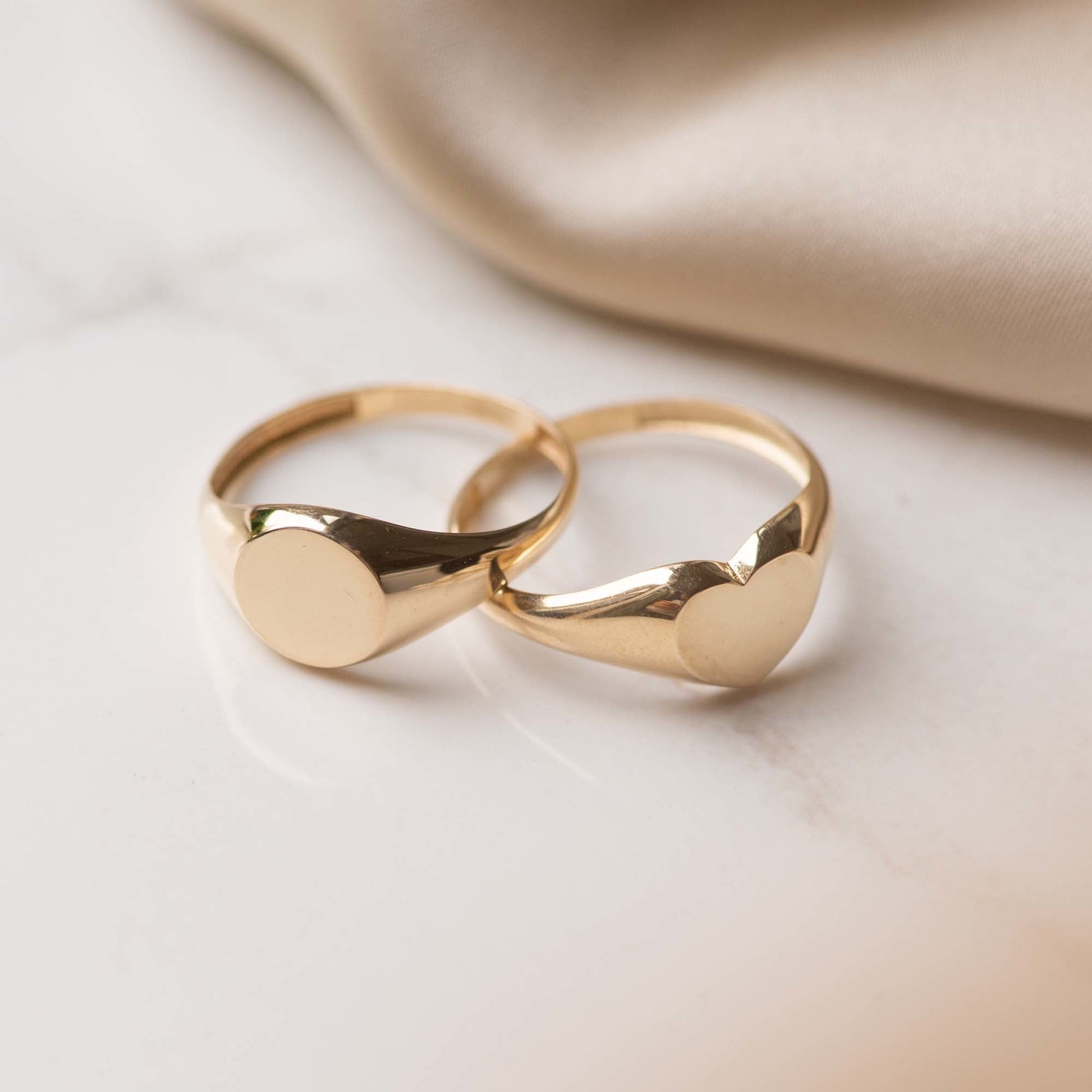 Le Marais Lauren 14 karat gold signet ring with heart -  - Isabel Bernard