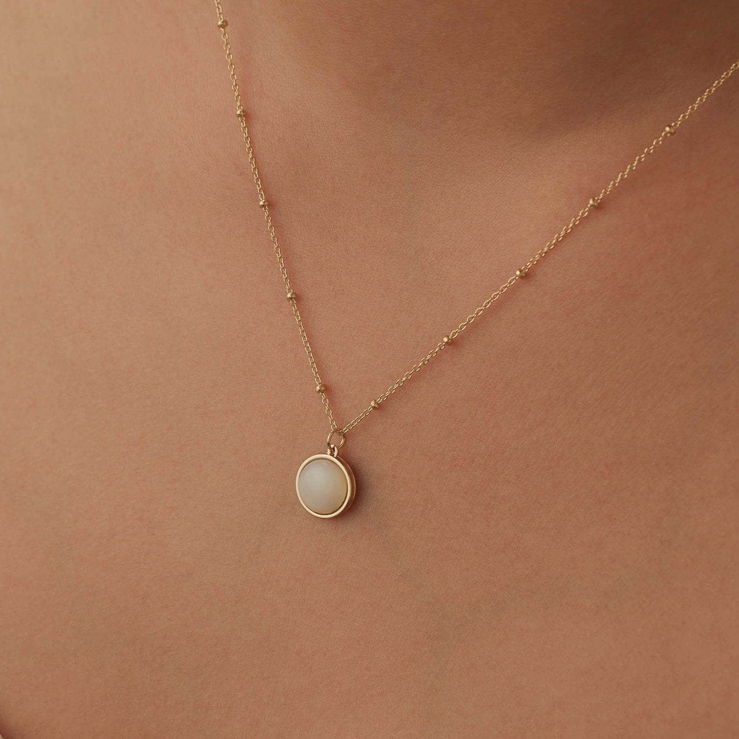 Belleville Marguerite 14 karat gold necklace with mother of pearl gemstone -  - Isabel Bernard