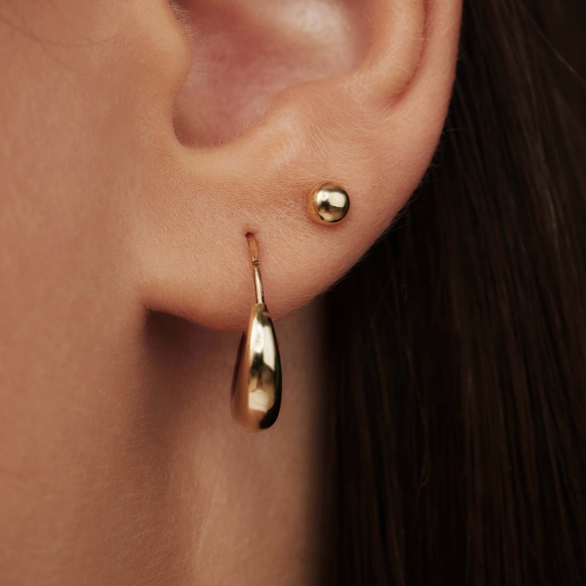 Le Marais Nadie 14 karat gold ear studs with sphere -  - Isabel Bernard