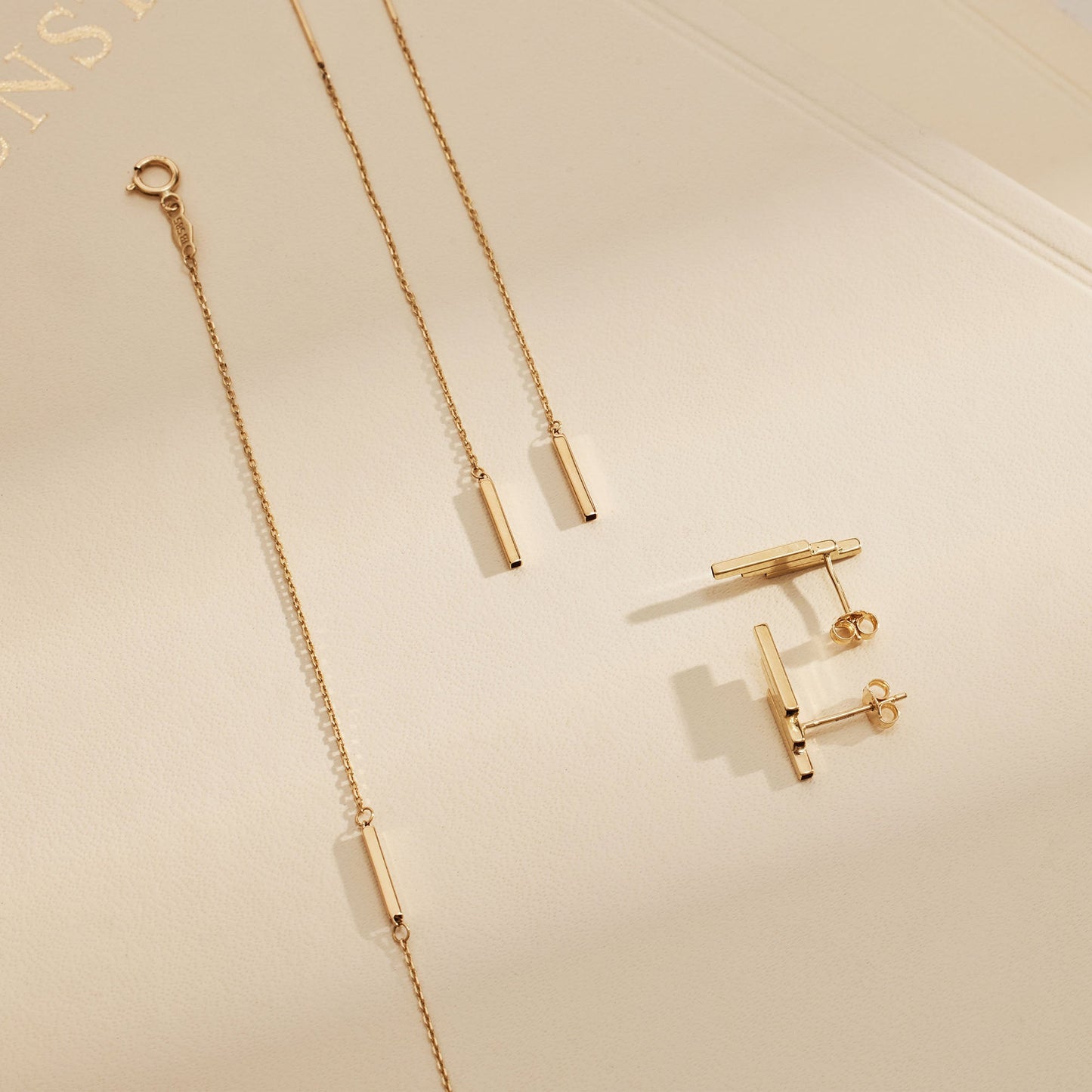 Le Marais Rosalie 14 karat gold pull through earrings with rod -  - Isabel Bernard