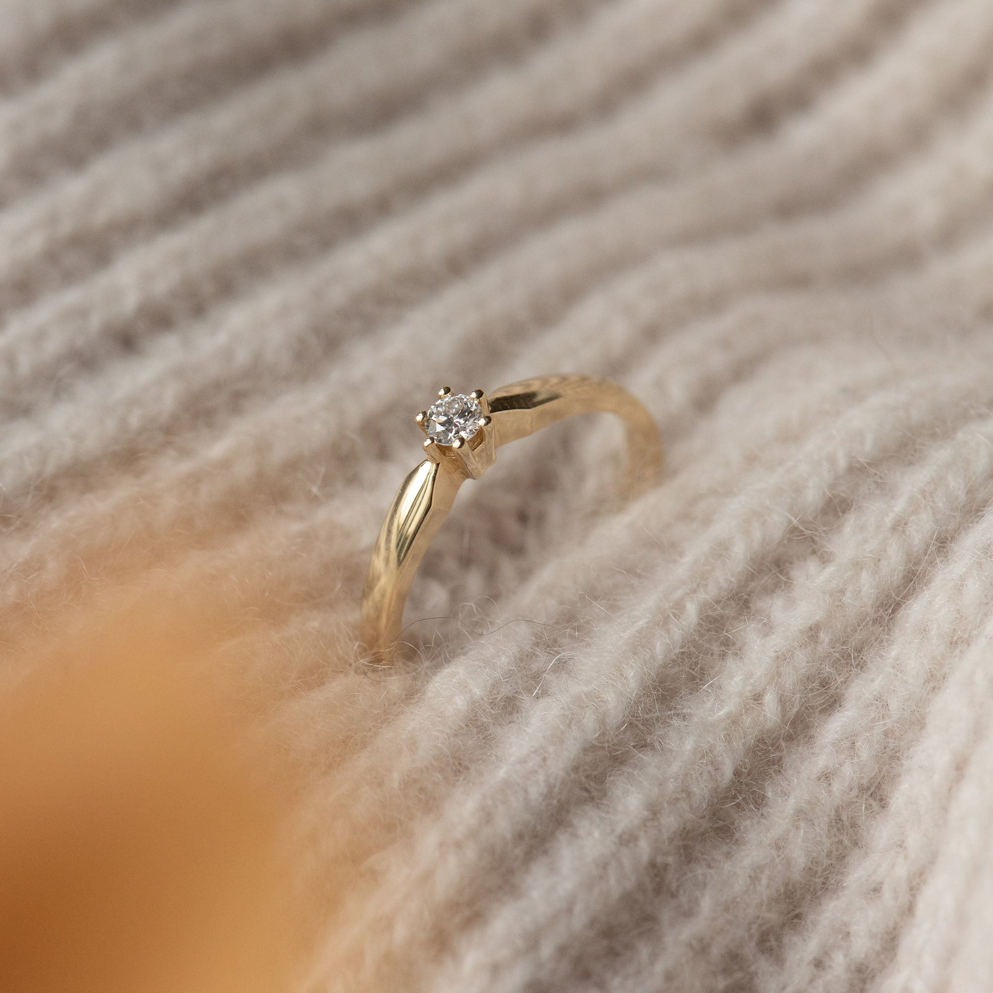 De la Paix Sybil 14 karat gold ring with diamond 0.10 carat -  - Isabel Bernard