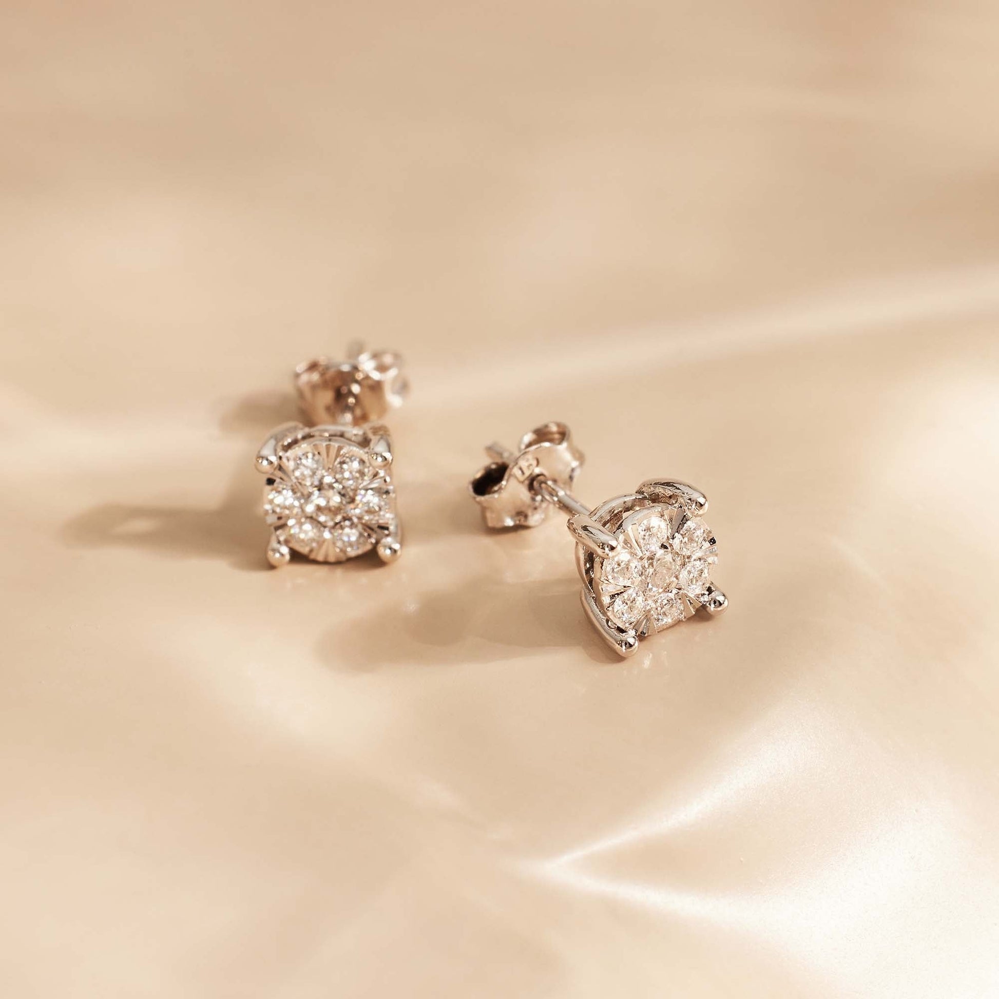 De la Paix Hanaé 14 karat white gold ear studs with diamond 0.16 carat -  - Isabel Bernard